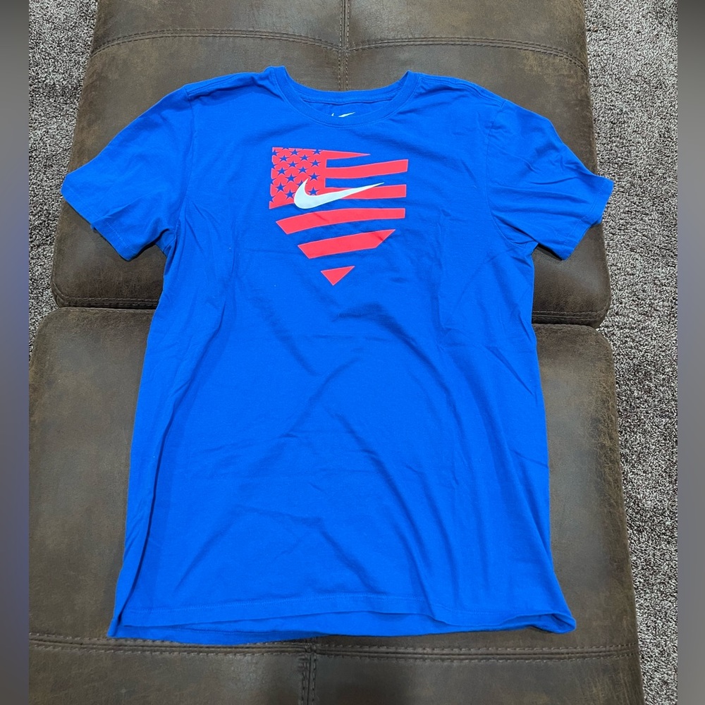 The Nike Tee shirt men’s medium short sleeve blue red